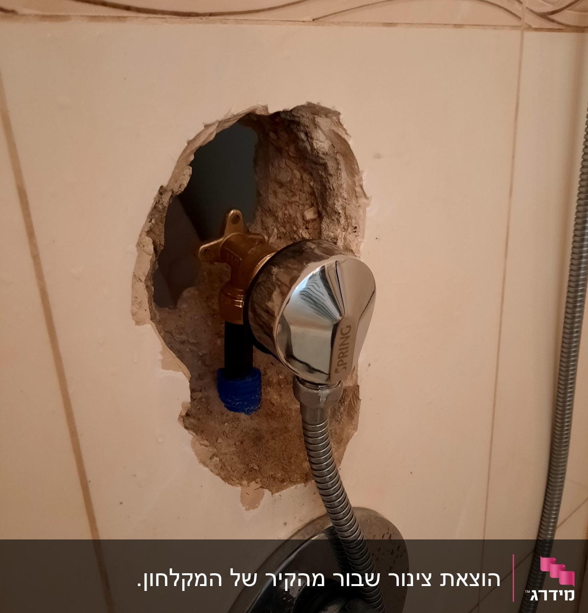 ברז מים חשוף בקיר עם צינור מתכת